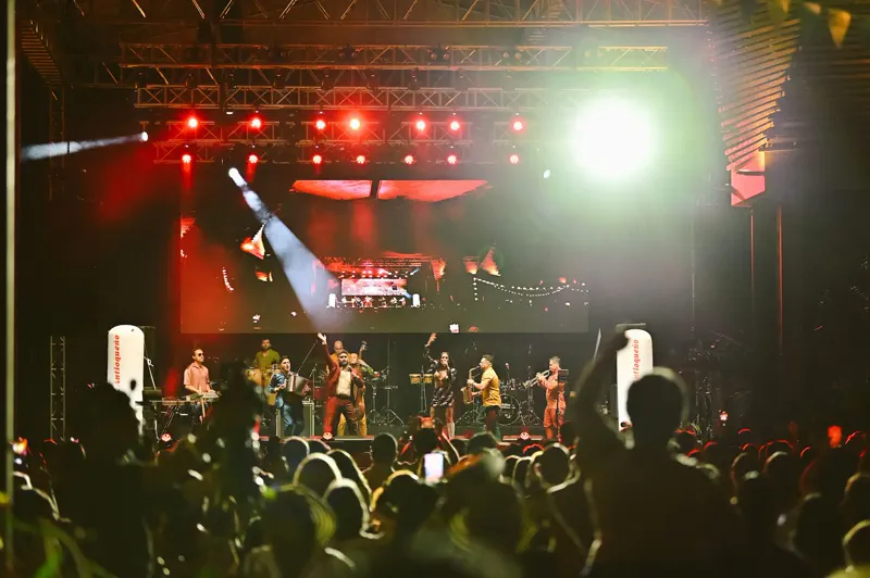 Agrupación en tarima durante el 14 Cañonazos Fest 2024
